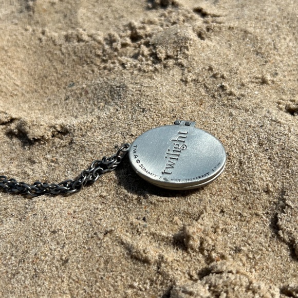 Collectible Twilight Cullen crest locket necklace - Picture 3 of 3